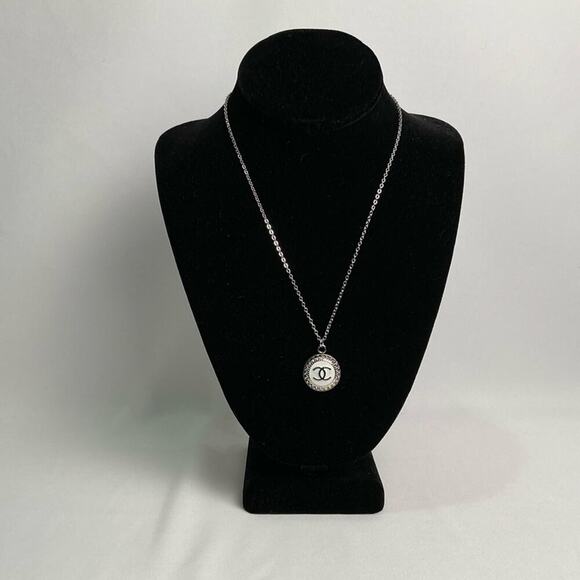 White Chanel button gold CC - Picture 1 of 12